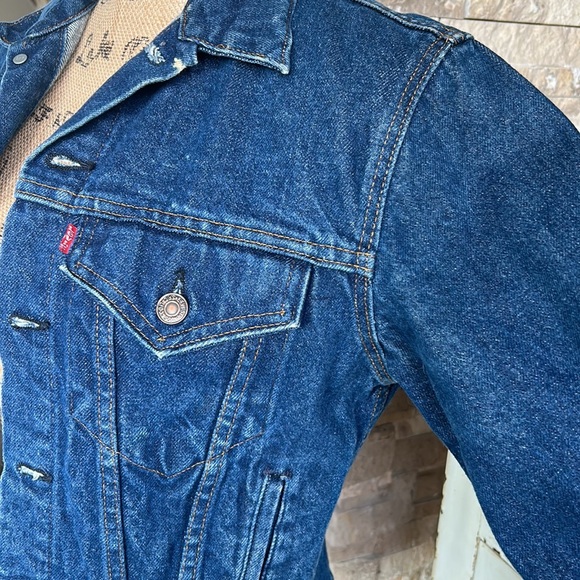 Vintage Levi dark wash button down jean jacket 70708 0216 Size 18. - Picture 4 of 16